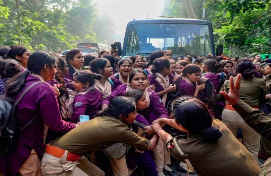 UP News : UP-112 की 200 से अधिक महिलाकर्मियों पर गिरी गाज, पुलिस ने किया मामला दर्ज, सामने आई ये बड़ी वजह..