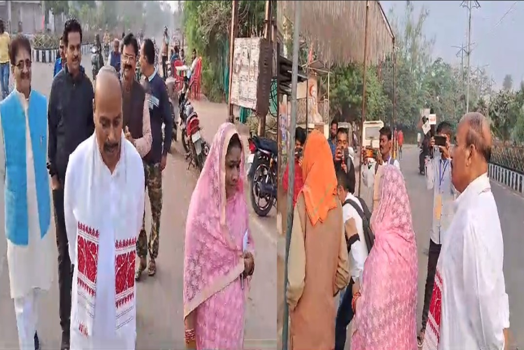 Tikamgadh Assembly Election 2023: पत्नी सहित वोट डालने पहुंचे केंद्रीय मंत्री डॉ. वीरेंद्र कुमार, लाइन में खड़े होकर अपनी बारी का किया इंतजार