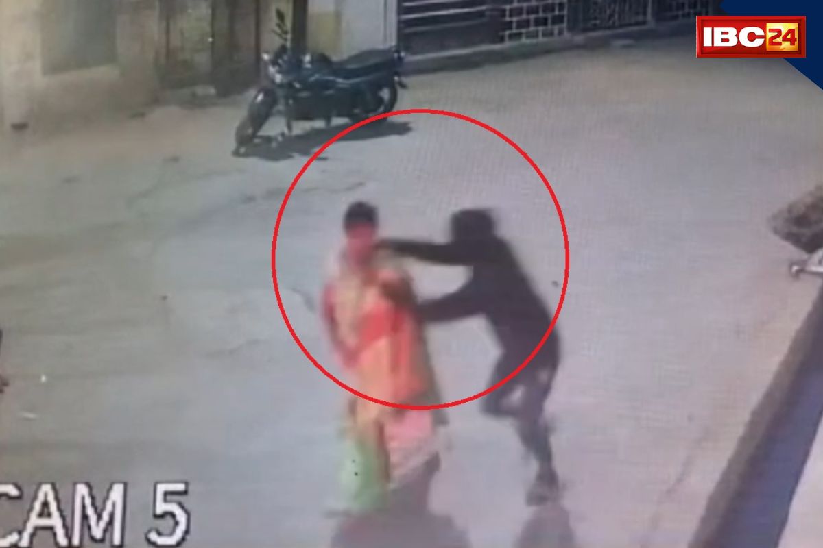 Rajim Crime News: नकली चैन को समझा असली सोने का चैन.. गले से ही छीन ले गए बाइक सवार बदमाश, अब ढूंढ रही पुलिस