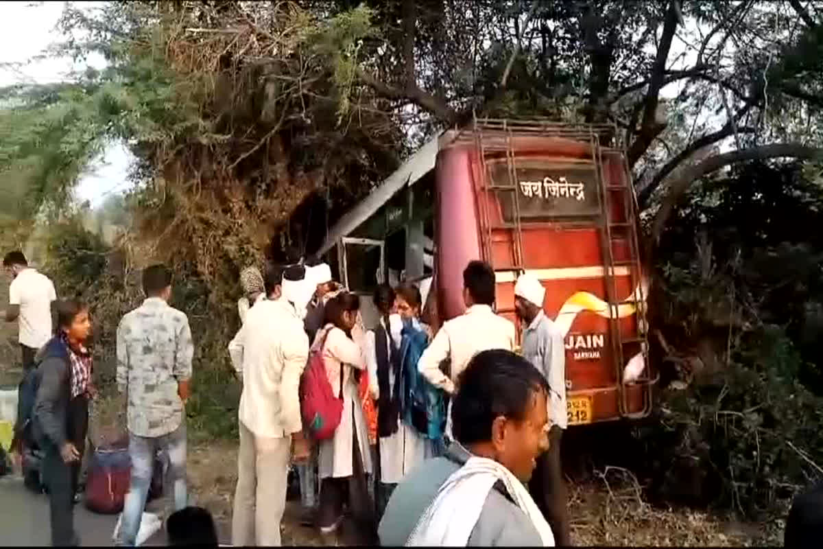 Khargone News: यात्रियों से भरी बस हुई बेकाबू,  घटना के बाद बस चालक फरार,  हादसे में बच्चे सहित कई यात्री घायल  