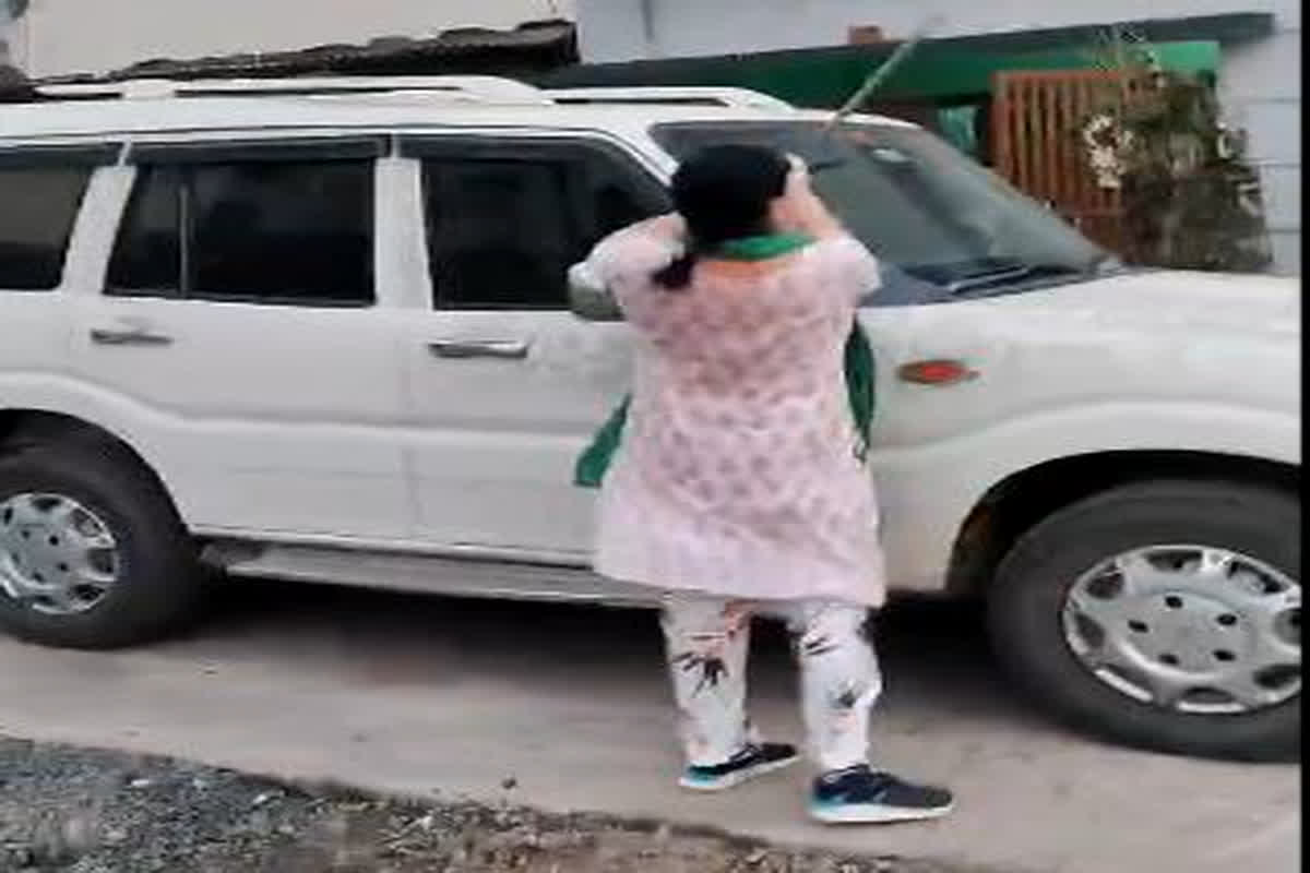 Narsinghpur News: मेरी रंगोली क्यूँ मिटाई…मामूली विवाद पर महिला ने युवक की गाड़ी में किए तोड़ फोड़, सोशल मीडिया पर वायरल हुआ वीडियो