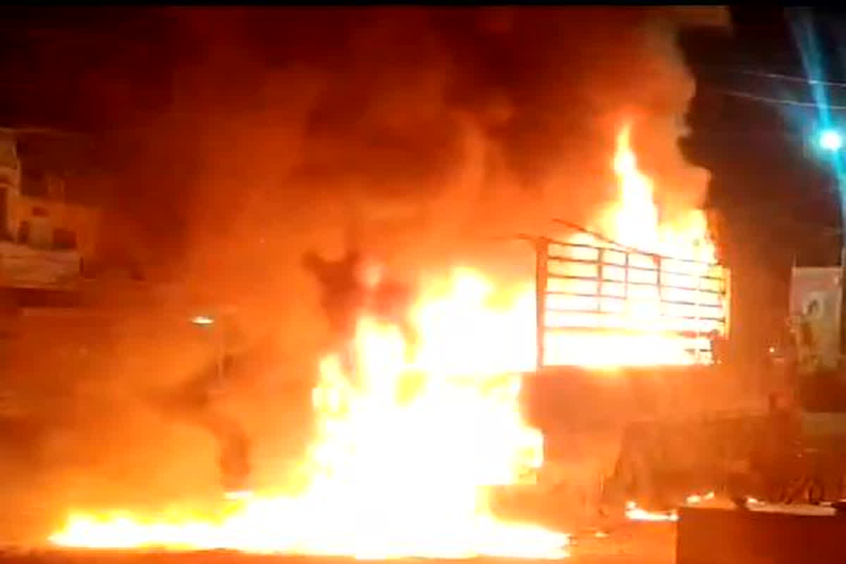 Khargone News: खड़े आयशर वाहन में लगी भीषण आग, प्लास्टिक कैन सहित वाहन जलकर खाक, घटना की जांच में जुटी पुलिस