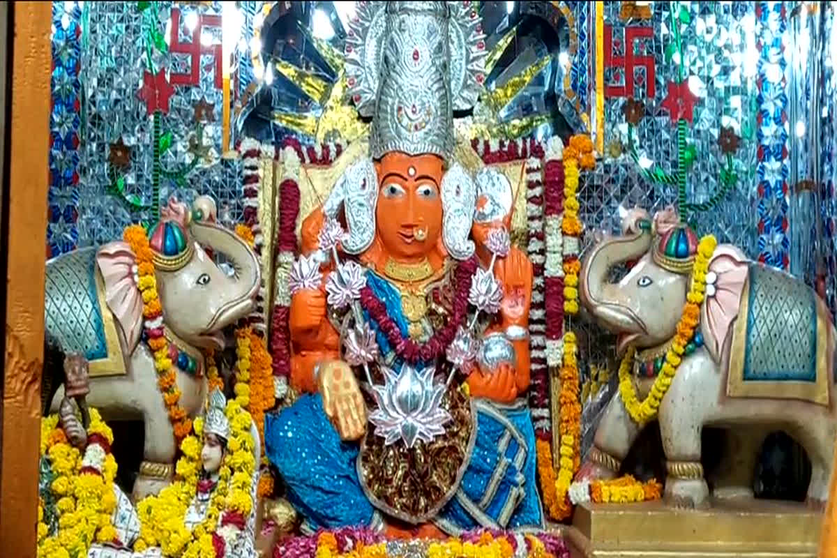 Khargone News: मां लक्ष्मी के इस मंदिर में दिवाली पर लगता है भक्तों का तांता, अलग-अलग रूपों में होते हैं माता के दर्शन, जुड़ी है कई धार्मिक मान्यता