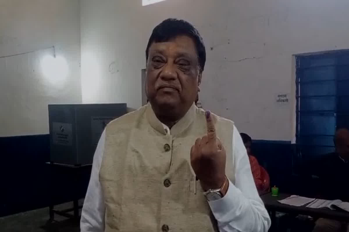 Janjgir-Champa Assembly Elections 2023 Voting: मतदान के लिए नैला पहुंचे नारायण चंदेल, किया मताधिकार का प्रयोग