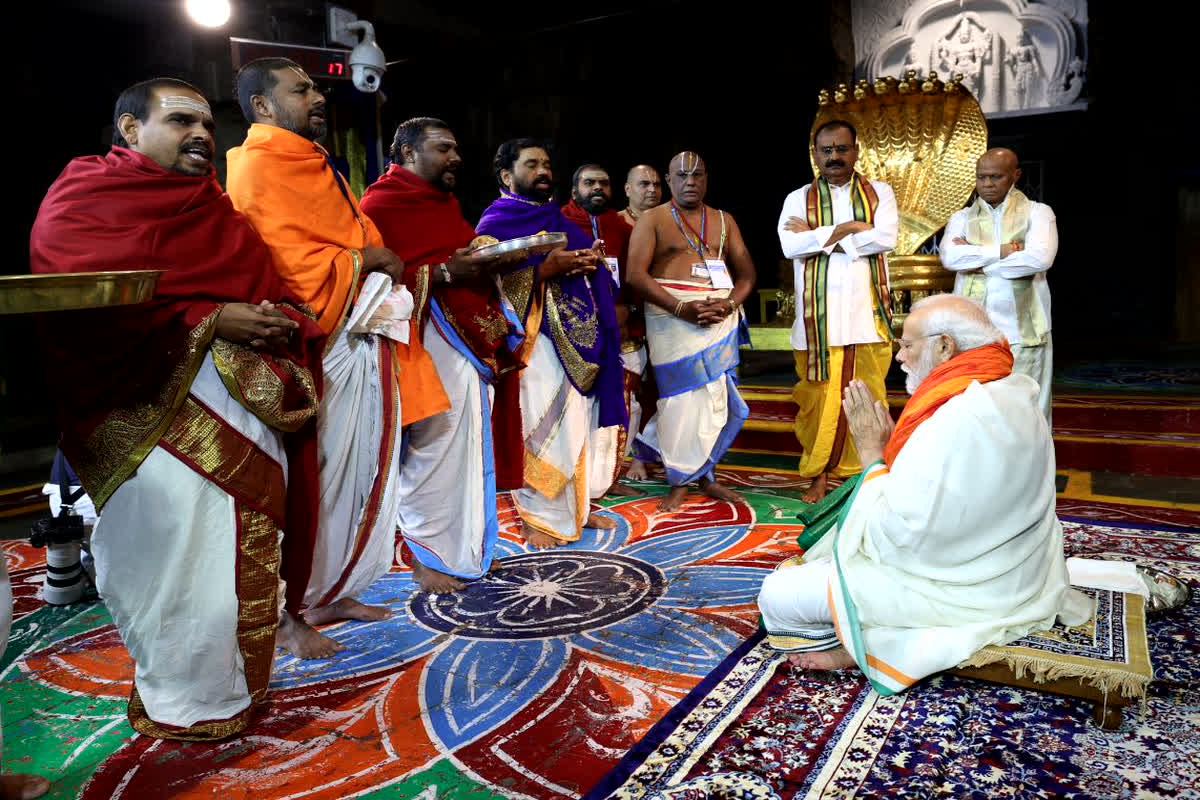 PM Modi in Tirupati: श्री वेंकटेश्वर स्वामी के दरबार पहुंचे पीएम मोदी, देशवासियों के अच्छे स्वास्थ्य, कल्याण और समृद्धि के लिए की प्रार्थना