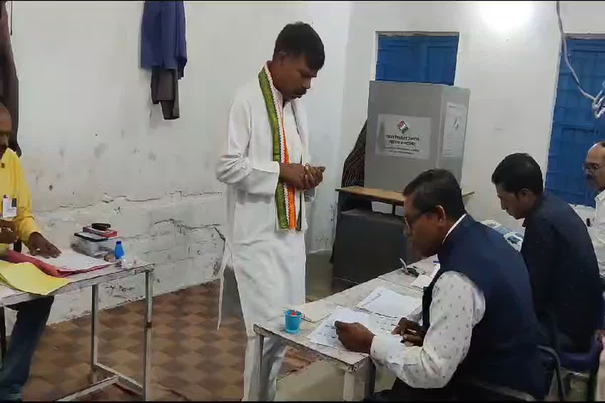 Janjgir-Champa Assembly Elections 2023 Voting: कांग्रेस प्रत्याशी रामकुमार यादव ने डाला वोट, जनता से की मतदान करने की अपील
