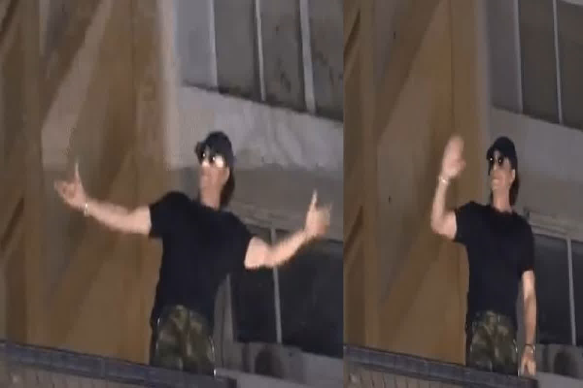 Shah Rukh Khan Charms Fans With A Surprise Appearance Outside Mannat,  Strikes His Signature Pose. Watch