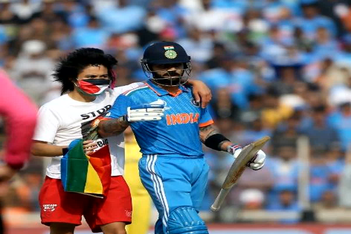 IND vs AUS World Cup 2023 Final: फाइनल मैच के दौरान सुरक्षा का उल्लंघन, कोहली से मिलने क्रिकेट ग्राउण्ड के अंदर पहुंचा फैंस