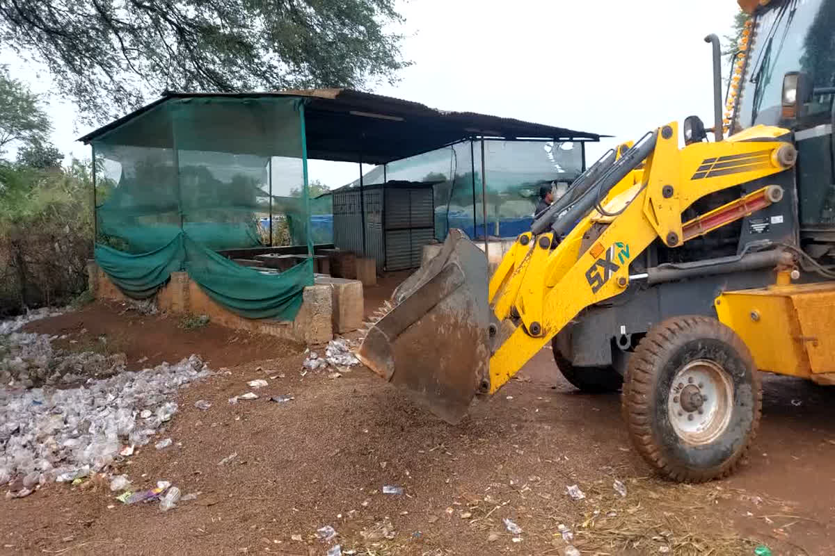 Bulldozer Action in Kharora: सरकार बनते ही एक्शन मोड में आई प्रशासन, अतिक्रमण पर लगातार कार्रवाई जारी, चखना दुकानों पर भी चलाया बुलडोजर