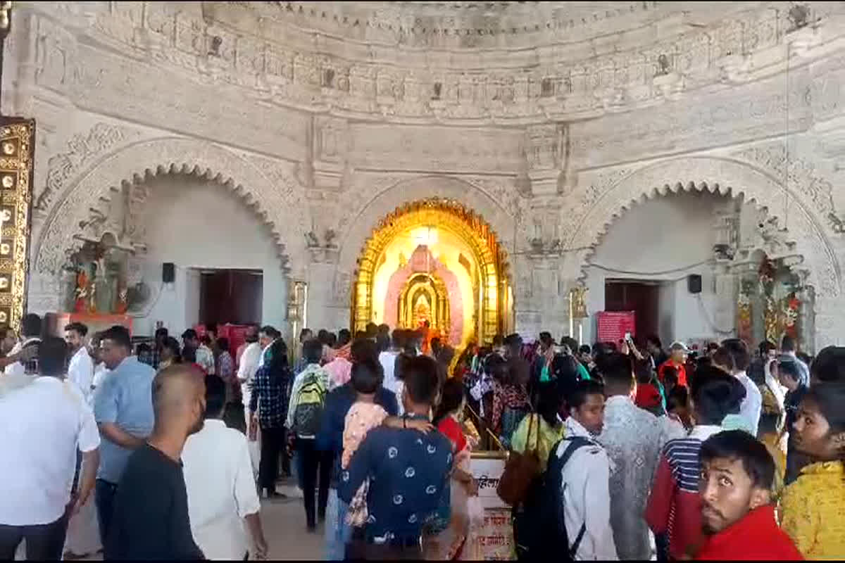 Dongargarh News: नए साल के मौके पर मां बम्लेश्वरी मंदिर में लगी पर्यटकों की भीड़, दर्शनार्थियों की सुविधा के लिए पुलिस जवानों को किया तैनात