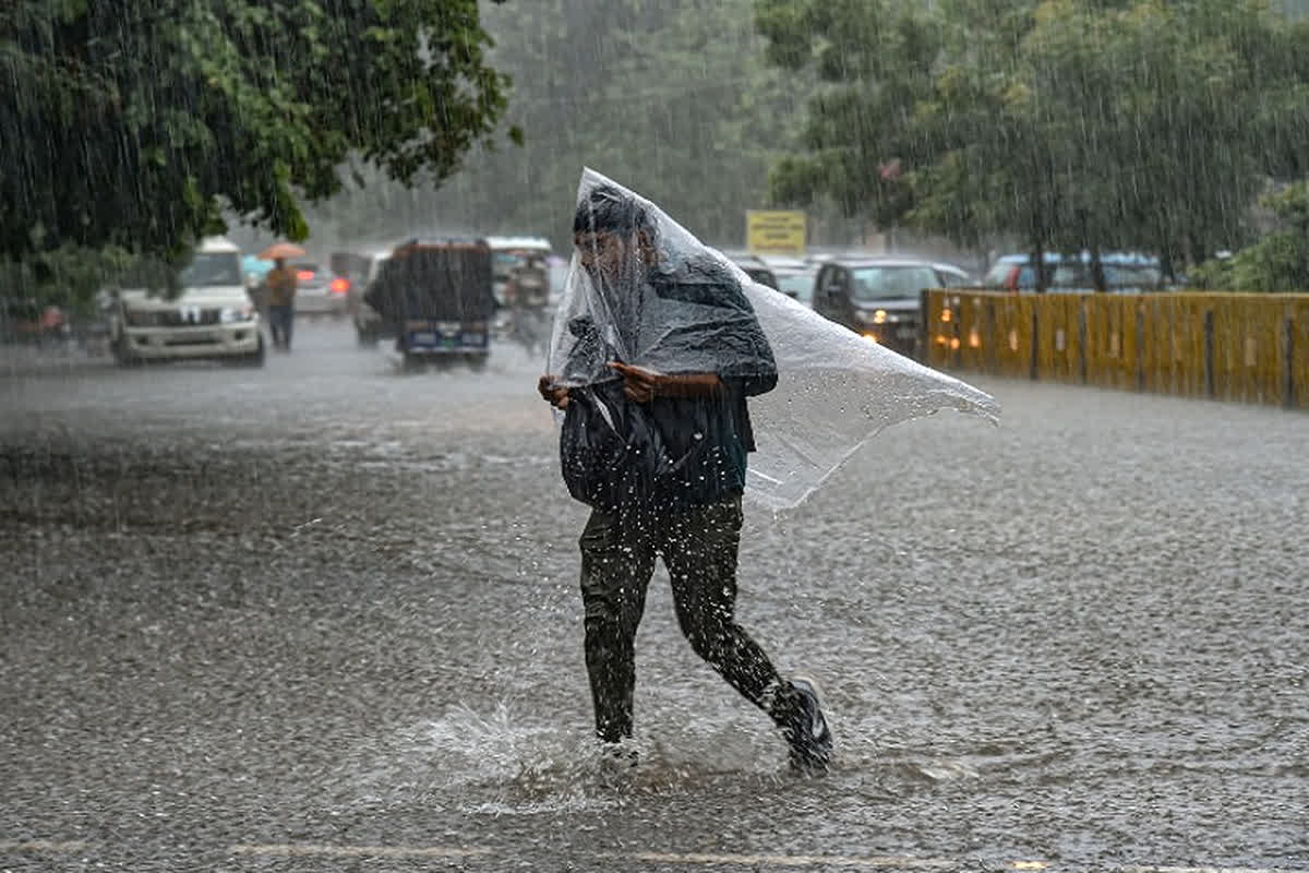 Chhattisgarh Weather Today: प्रदेश में मिचौंग तूफान का कहर! आने वाले 2 दिनों तक भारी बारिश की संभावना, किसानों को सता रही चिंता…