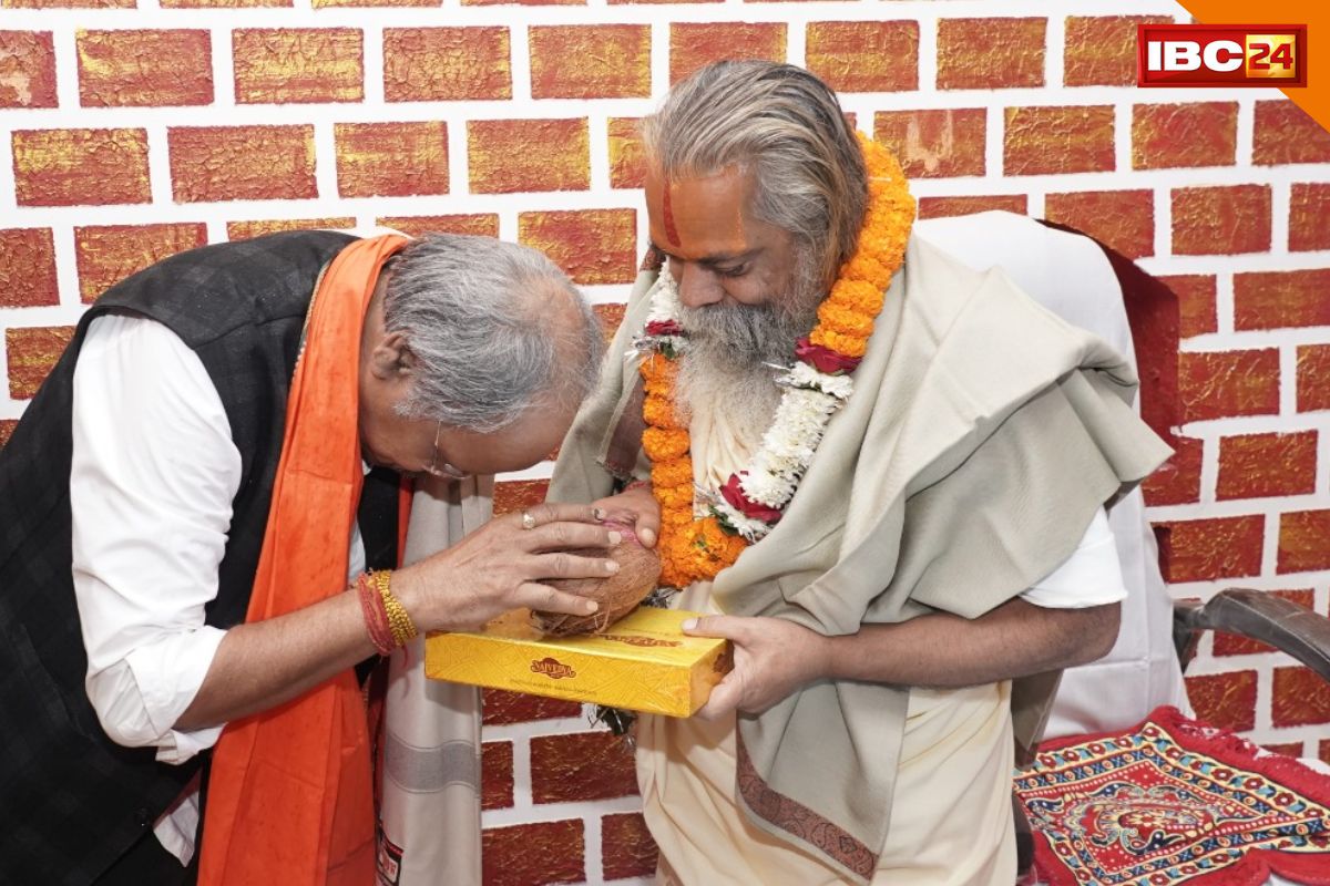 Brijmohan Agrawal News: चुनाव के साथ ख़त्म हुई सियासी अदावत.. मठ पहुंचे बृजमोहन ने लिया महंत रामसुन्दर का आशीर्वाद