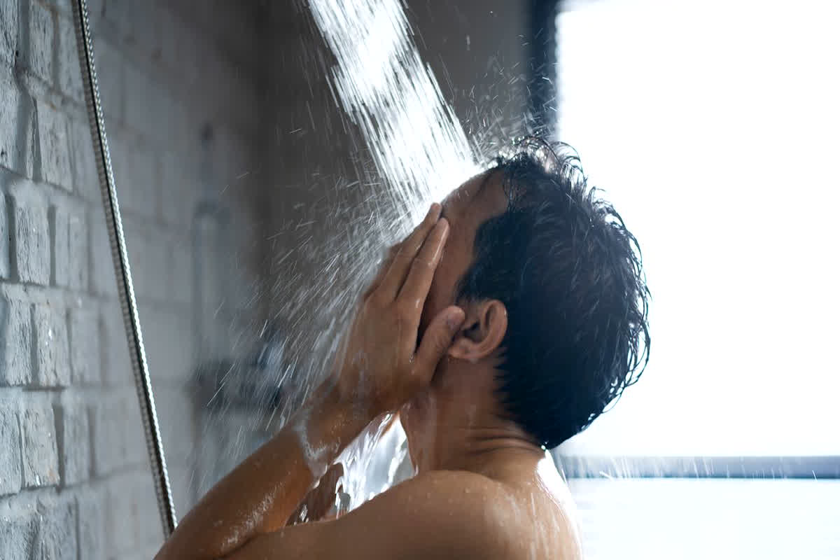 Cold Water Bath Good or Bad: ठंड में ठंडे पानी से नहाने से पहले जान लें ये जरूरी बात, पड़ सकते हैं लेने के देने