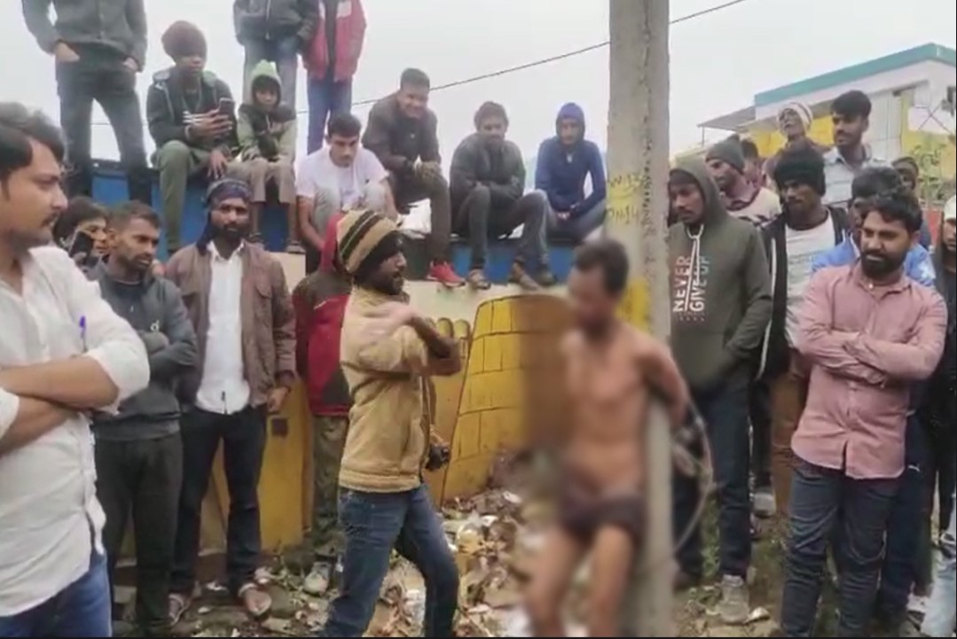 Dhar Viral Video: इस बात के शक में युवक को मिली तालीबानी सजा, अर्ध नग्न कर खंबे से बांधकर पीटने का वीडियो हुआ वायरल