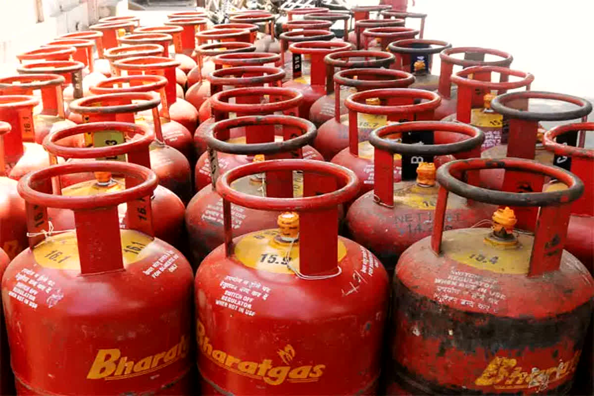 Cylinder Price Hike: बजट से पहले जनता को झटका, ₹14 बढ़ गए LPG सिलेंडर के दाम