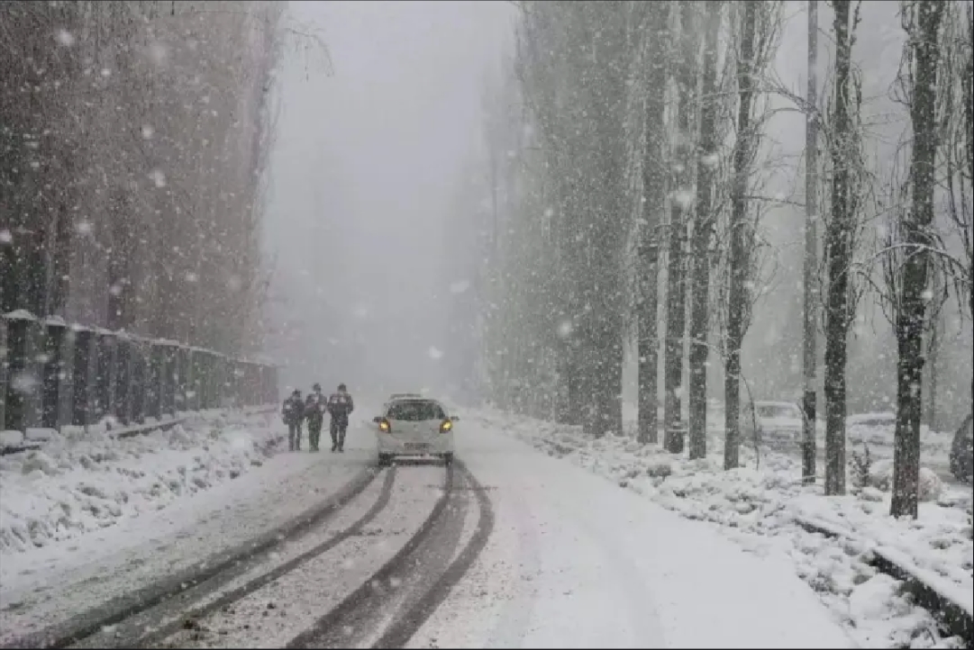 Weather Update : कश्मीर में ठंड का कहर जारी..! कई स्थानों पर जमकर हो रही बर्फबारी, शून्य से नीचे पहुंचा पारा..