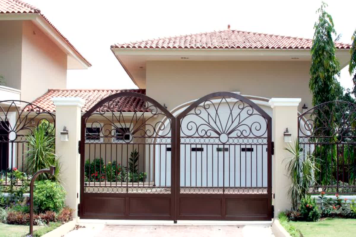 Vastu Tips For Main Gate: घर के मुख्य द्वार के सामने नहीं होने चाहिए ये सामान, बनती है दुर्भाग्य का कारण