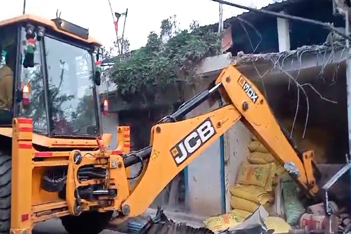 Narmadapuram News : पथराव करना पड़ गया महंगा..! पक्के निर्माण पर प्रशासन की टीम ने चला दिया बुलडोजर, जानें क्या है पूरा माजरा