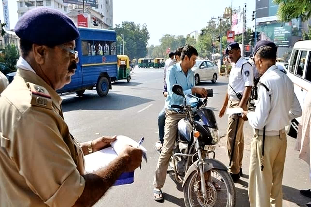 MP New Traffic Rules: अब इमरजेंसी वाहनों का रास्ता रोकने पर भरना होगा 10000 रुपए जुर्माना, जानें बिना हेलमेट कितना कटेगा चालान