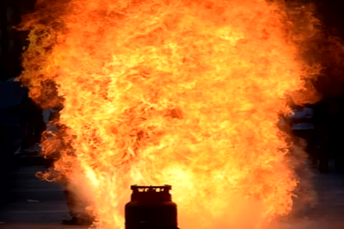 LPG Cylinder Blast: बड़ा हादसा! 12 LPG सिलेंडरों के फटने से मची भगदड़, दहल उठे लोग, देखें वीडियो…