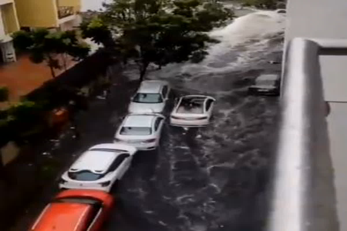 Cyclone Michaung: चक्रवात मिशांग ने मचाई तबाही, कई इलाकों में भरा पानी, वीडियो में बहती हुई नजर आई महंगी कारें