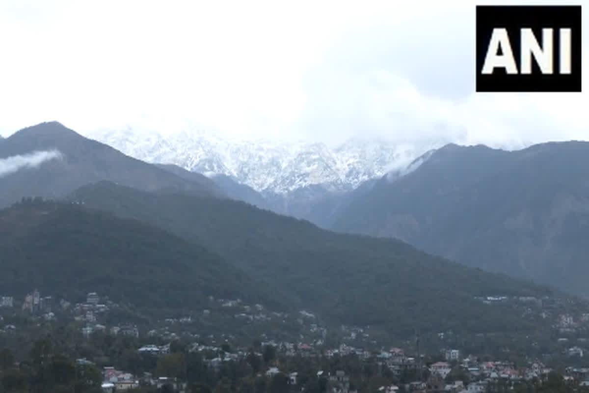 Himachal Weather News: देशभर में बदला मौसम का मिजाज, बारिश और बर्फबारी के चलते गिरा तापमान…