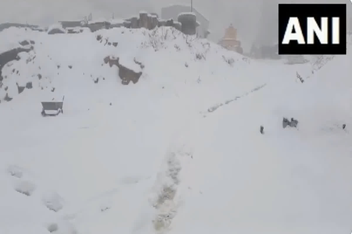 Jammu And Kashmir Weather: भारी बर्फबारी के चलते ढके पहाड़, रास्ते बंद होने से बढ़ी लोगों की मुश्किलें, देखें वीडियो…