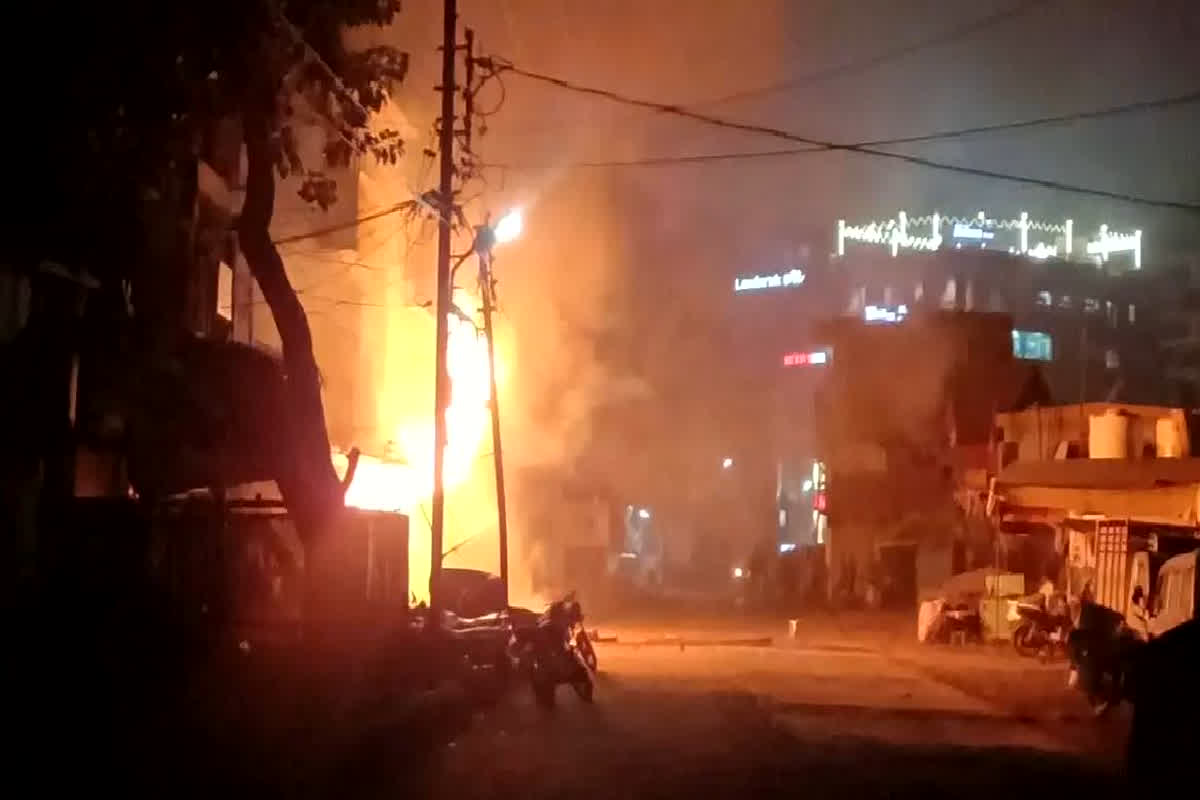 Khandwa Gas Cylinder Blast Update: खंडवा गैस सिलेंडर ब्लास्ट मामले में बड़ा अपडेट, घर के मलबे में सर्चिंग के दौरान हुआ चौंकाने वाला खुलासा