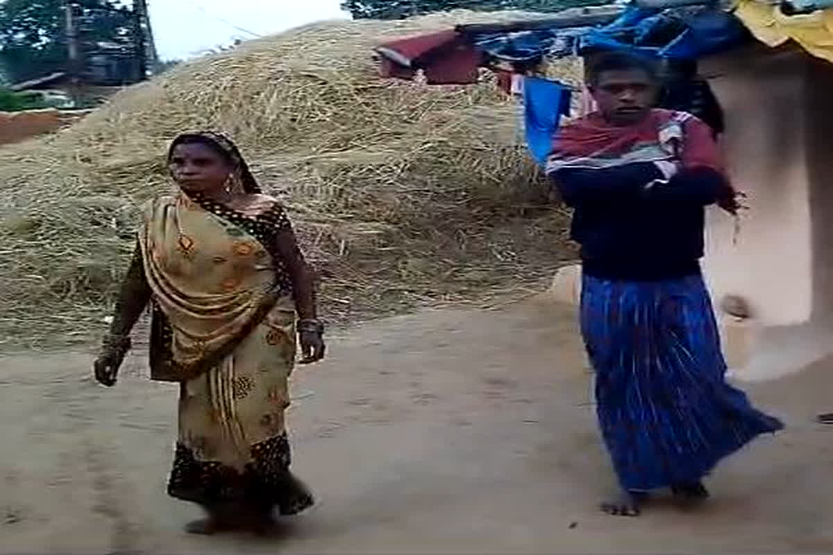 Korba News: अपनों के बीच बेगाना हुआ परिवार, दबंगों ने दो परिवार को गांव से किया बहिष्कृत, जाने क्या है मामला