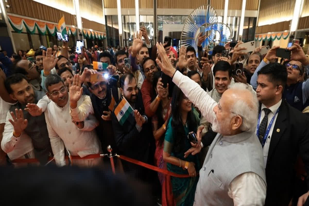 PM Modi In Dubai: दुबई में PM मोदी के भव्य स्वागत में उमड़ा जनसैलाब, तिरंगे के साथ ‘अबकी बार मोदी सरकार’ के लगते रहे नारे…