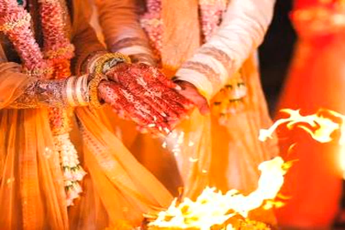 Bride Marry with Jija: दूल्हे को छोड़ दुल्हन ने जीजा के साथ लिए सात फेरे, मांग में ​सिंदूर भरते ही रीति रिवाज भूलकर किया ऐसा काम
