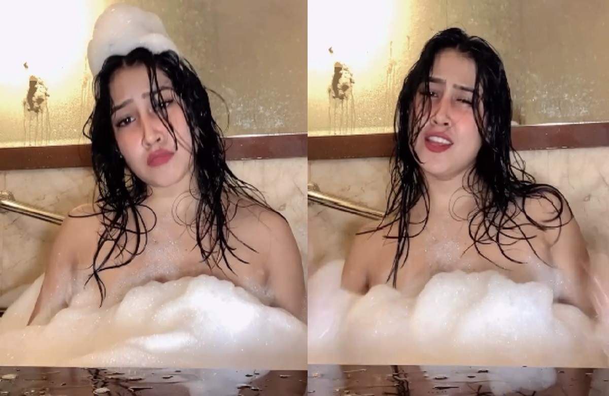 Sofia Ansari Sexy Video: बाथरूम में बैठक सोफिया अंसारी ने बनाया सेक्सी वीडियो, अब सोशल मीडिया पर मचा बवाल
