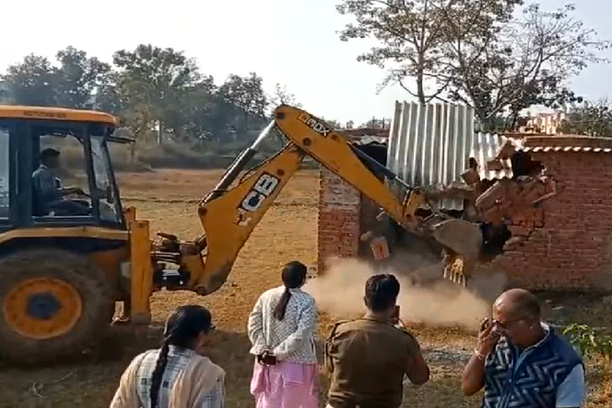 Bulldozer Action In Surajpur: नई सरकार बनने के बाद निगम की बुलडोजर कार्रवाई लगातार जारी, नोटिस जारी कर अवैध दुकानों को किया जमींदोज