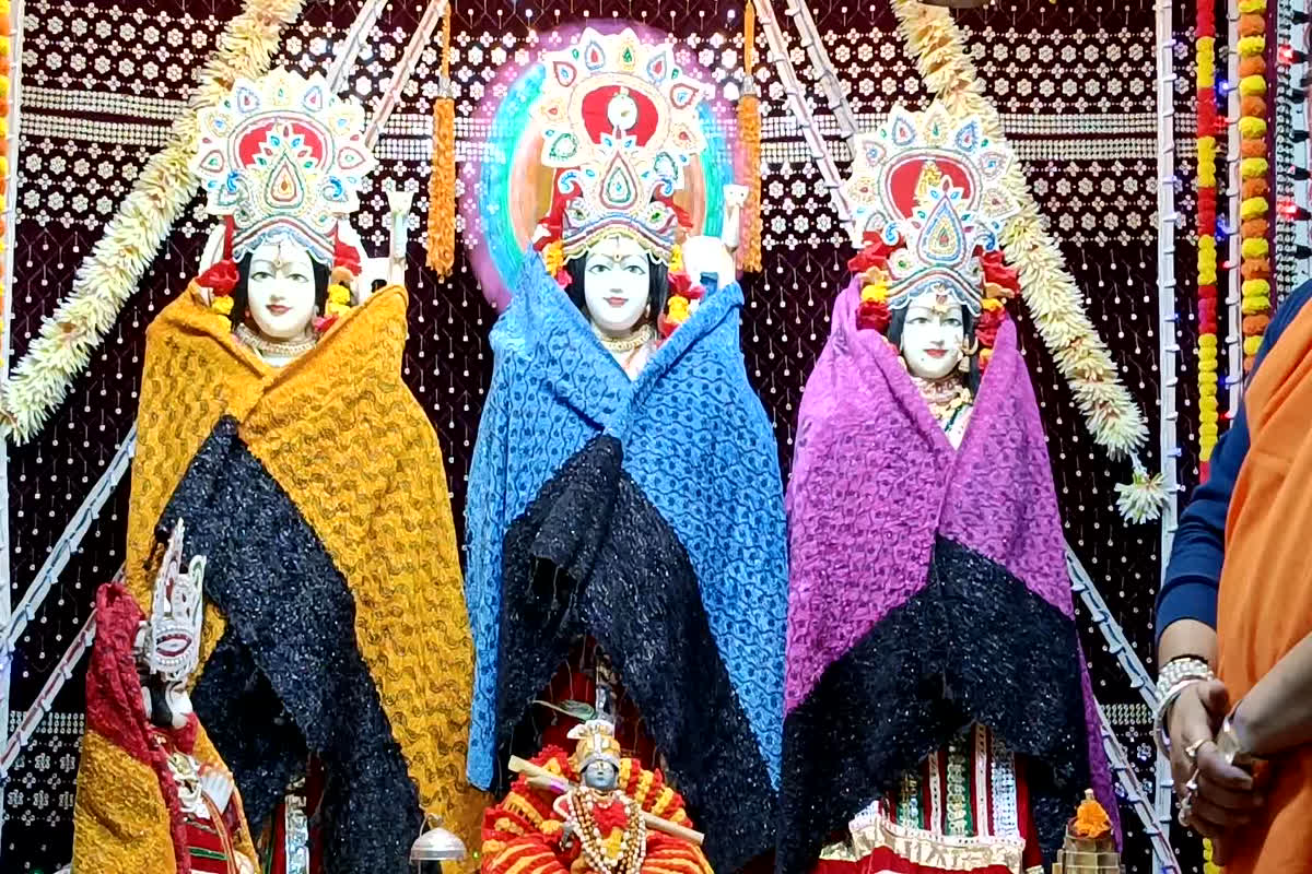 Kawardha News: ठंड का सितम जारी, भगवान पर भी पड़ा ठंड का असर, मंदिरों में मूर्तियों को पहनाए गए गर्म कपड़े