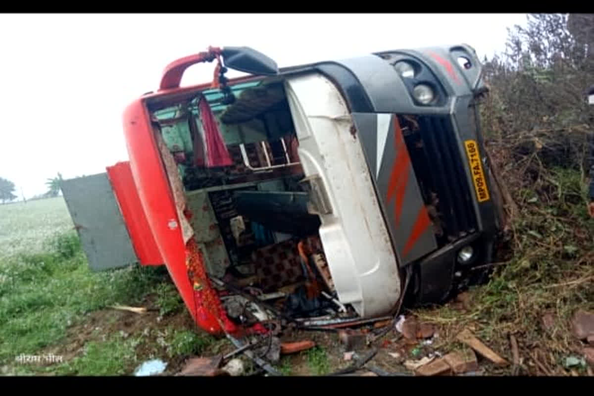 Guna Bus Accident: जिले में फिर हुआ दर्दनाक हादसा, यात्रियों से भरी बस पलटी, 11 लोग हुए गंभीर रूप से घायल