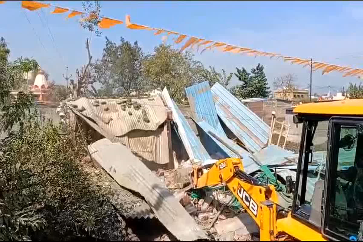 Bulldozer Action In Hoshangabad: गुंडालिस्ट में शामिल अपराधियों पर पुलिस की सख्त कार्रवाई, अवैध ठिकानों पर चलाया प्रशासन का बुलडोजर