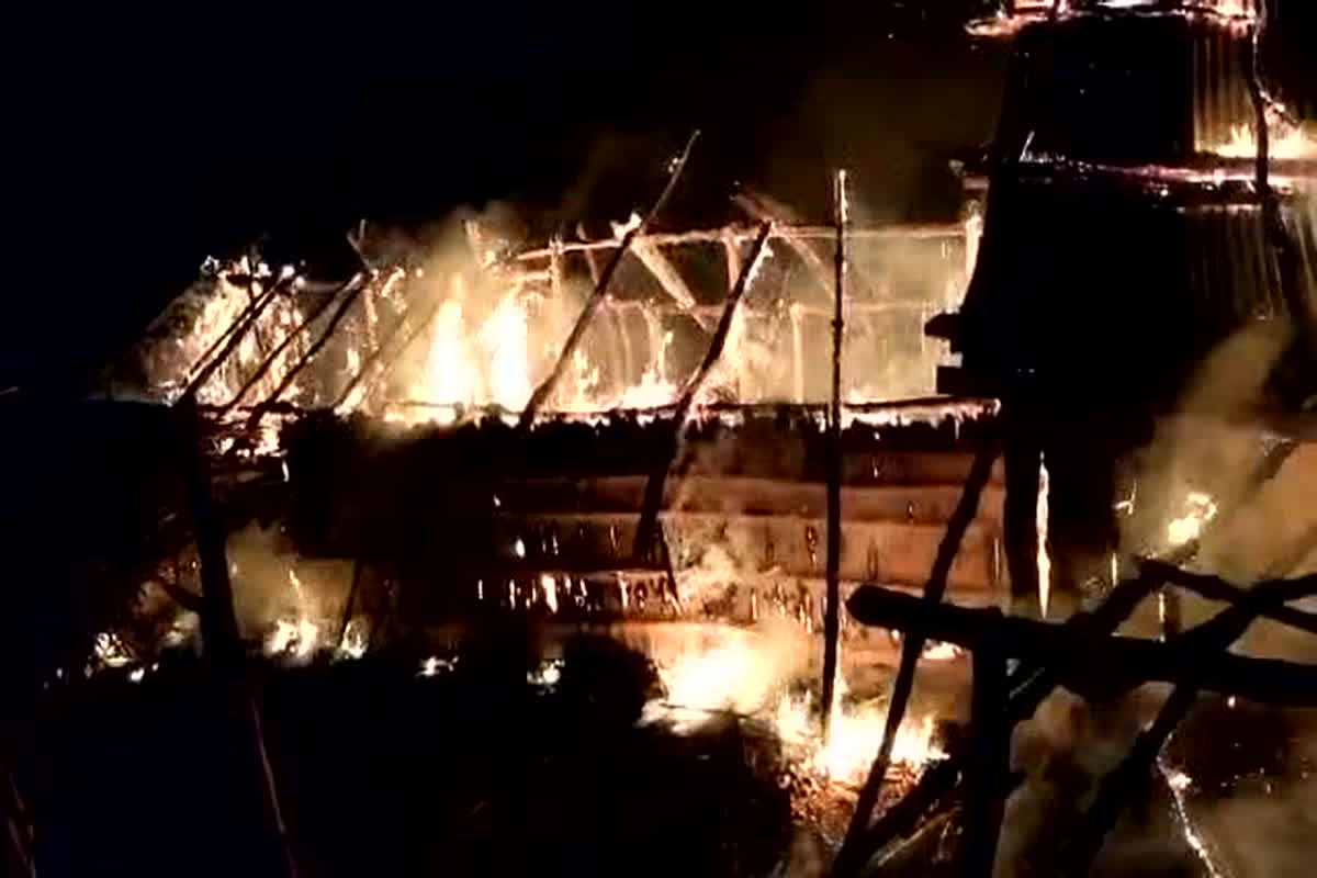 Khandwa News: देर रात में एक साथ तीन मकानों पर लगी भीषण आग, घटना के बाद मची अफरा तफरी, सामने आई ये वजह