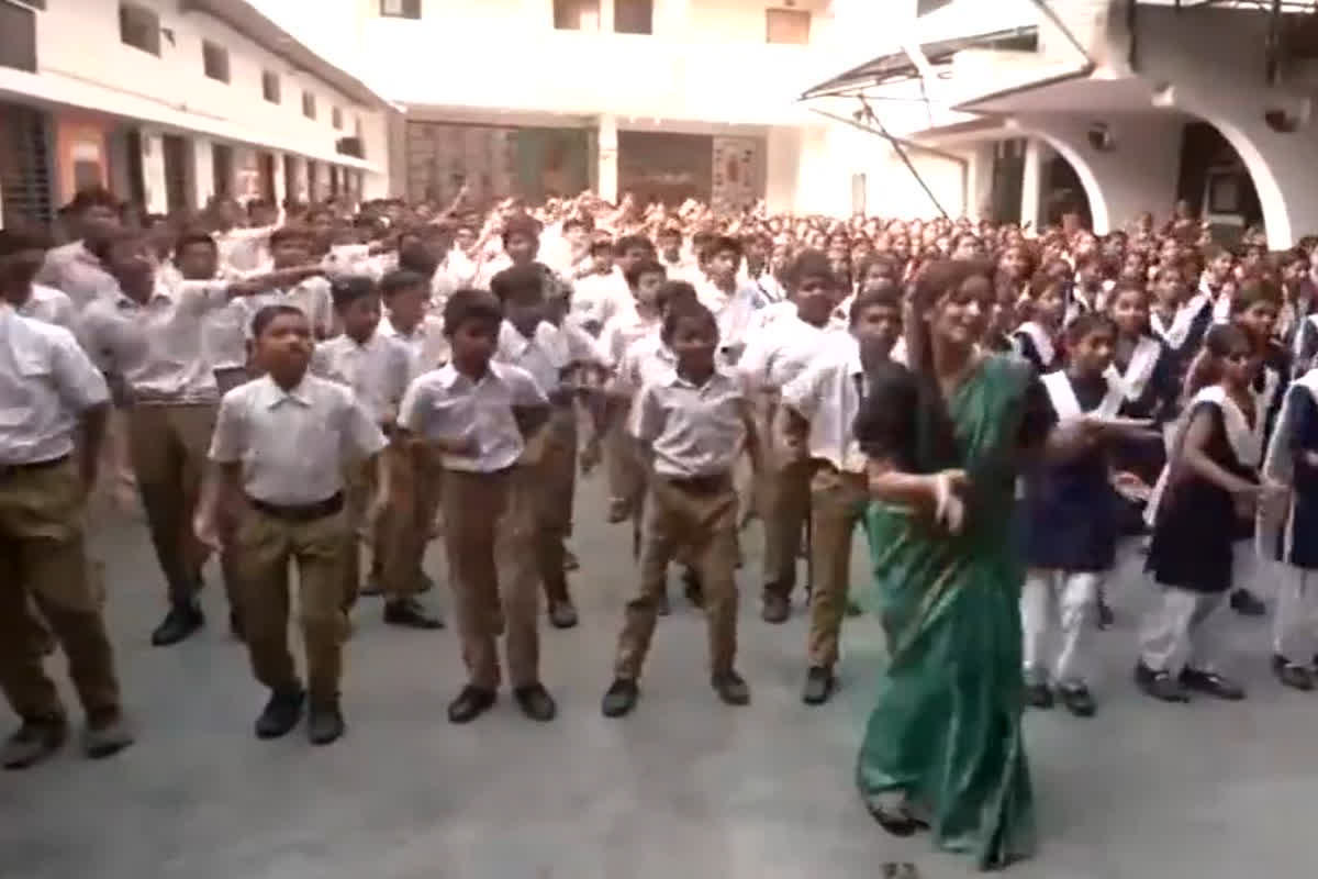 Nagpur School Teacher Dance Video: 'भारत का बच्चा-बच्चा जय श्री राम  बोलेगा...' छात्रों के साथ रामधुन में झूमीं लेडी टीचर, ताबड़तोड़ वायरल हो  रहा वीडियो | Teacher ...