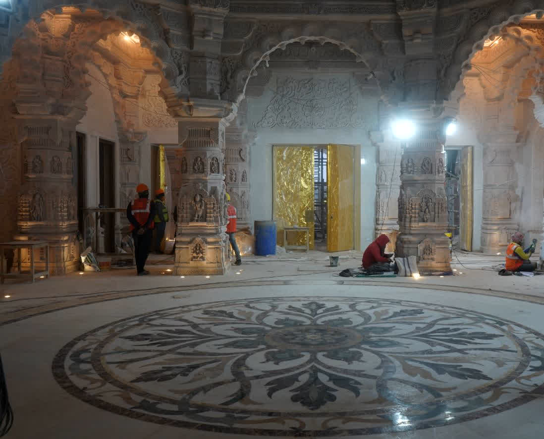 राम मंदिर का गर्भगृह कुछ ऐसे बनाया गया है कि 25 फीट दूर से श्रद्धालु भगवान राम के दर्शन कर सकेंगे। दीवारों पर देवी-देवताओं की मूर्तियां उकेरी गई हैं। तीन मंजिला राम मंदिर पारंपरिक नागर शैली में बनाया गया है।