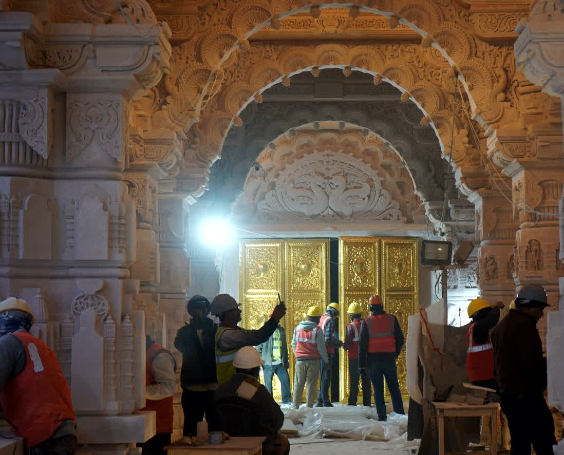 नई तस्वीरों में मंदिर के बाहर की भव्यता दिख रही है। मंदिर के खंभों से लेकर हर हिस्से में की गई खूबसूरत नक्काशी का नजारा दिखाई दे रहा है।