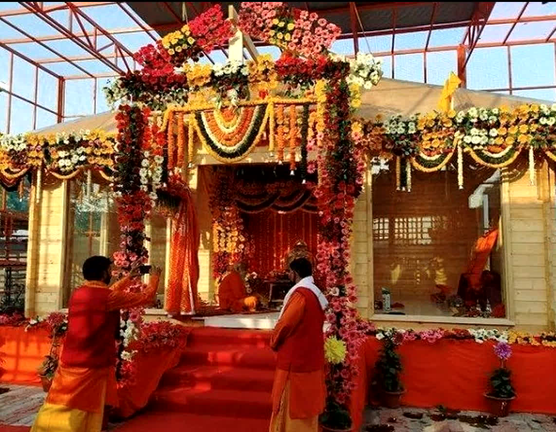 राम जन्मभूमि तीर्थ क्षेत्र ट्रस्ट ने राम मंदिर परिसर की ये नई तस्वीरें साझा कीं। नई तस्वीरों में मंदिर के अंदर का नजारा भी दिख रहा है। मंदिर के अंदर की खूबसूरती और भव्यता इन तस्वीरों के माध्यम से दिखाई गई हैं।