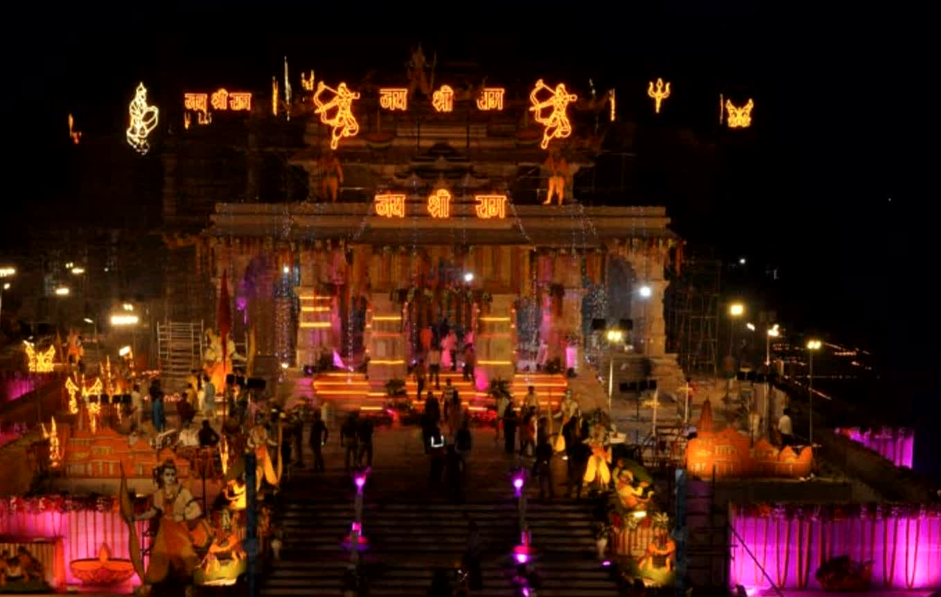 वीवीआईपी मेहमानों का स्वागत करने के लिए अयोध्या को संजाने संवारने का काम चल रहा है। देश के कई राज्यों से रामलला के प्राण प्रतिष्ठा के लिए हर संभव मदद और योगदान दिए जा रहे हैं। इसी बीच राम मंदिर की नई तस्वीरें सामने आई है। 