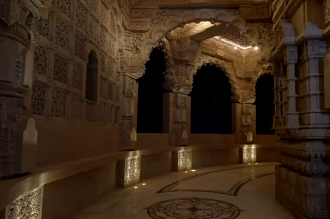 मंदिर के चारों तरफ आयताकार परकोटा रहेगा। मंदिर में दिव्यांग और बुजुर्ग तीर्थयात्री के लिए भी विशेष सुविधाएं हैं। रैंप और लिफ्ट भी हैं।