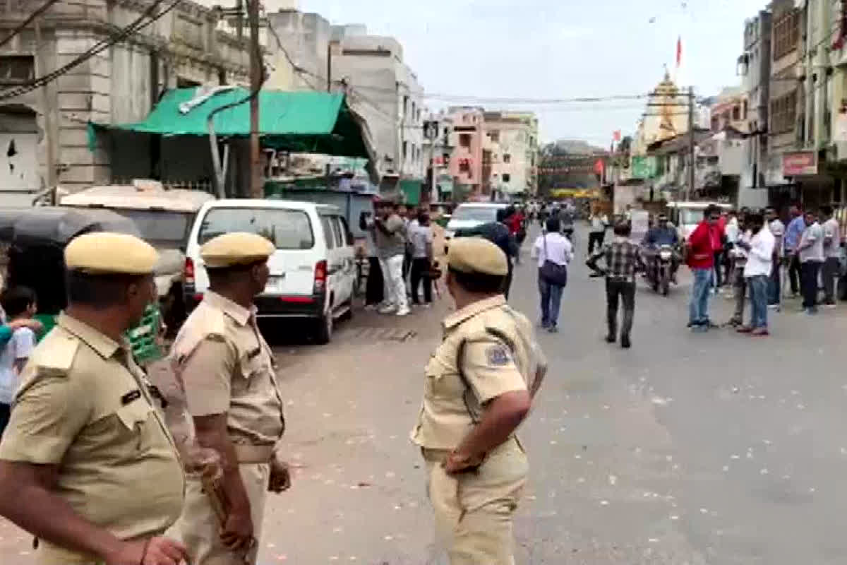भगवान राम की शोभा यात्रा पर अराजक तत्वों ने किया पथराव, पुलिस को दागने पड़े आंसू गैस के गोले