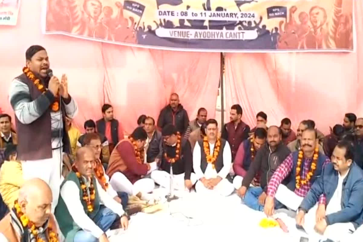 Hunger strike in Ayodhya: रामनगरी में भूख हड़ताल पर बैठे सैकड़ों कर्मचारी, कर रहे ये मांग