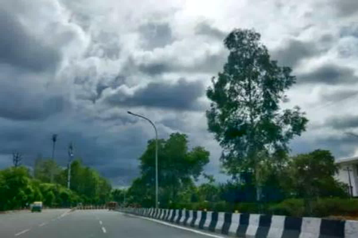 Delhi Weather Update: राजधानी में बदल रहा मौसम का मिजाज, कई हिस्सों में हल्की बारिश और बूंदाबांदी की संभावना