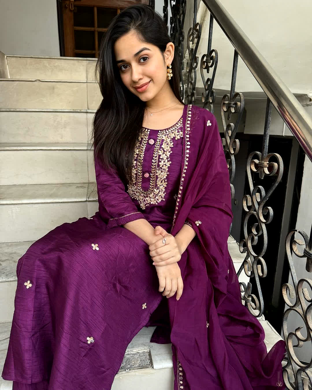 इंस्टाग्राम पर जन्नत जुबैर को करीब 47 मिलियन लोग फॉलो करते हैं। एक्ट्रेस अपने फैंस के लिए अक्सर तस्वीरें और वीडियो शेयर करती रहती हैं।