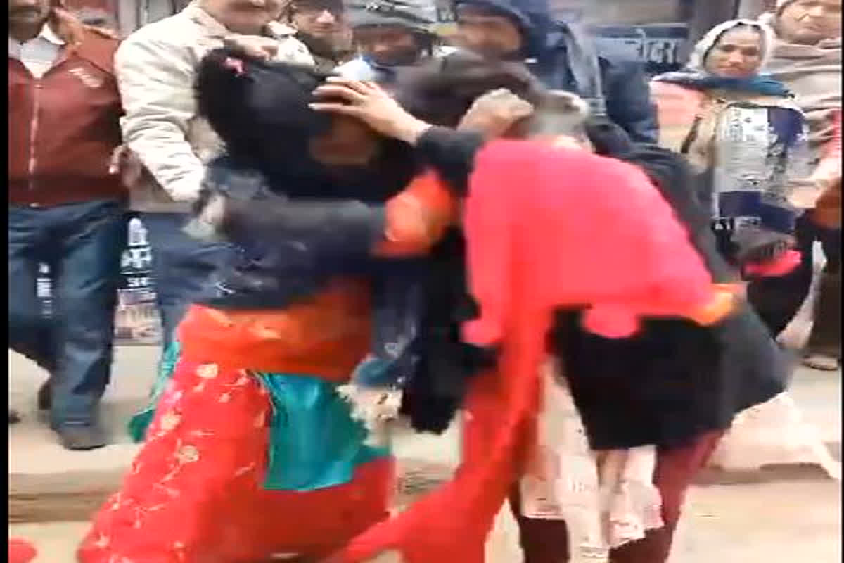 Woman Fight Viral Video: 500 रुपए के लिए आपस में भिड़ी दो महिलाएं, बीच सड़क पर ही करने लगी ये काम, वायरल हुआ वीडियो