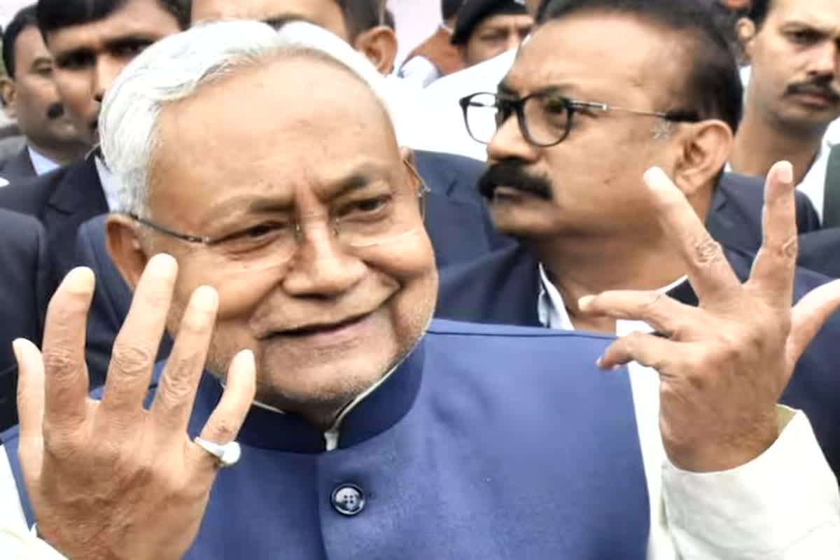 Bihar Political News : बिहार में महागठबंधन टूटना तय! नीतीश कुमार BJP के साथ मिलकर बना सकते है नई सरकार, JDU के सभी विधायकों को बुलाया गया पटना..