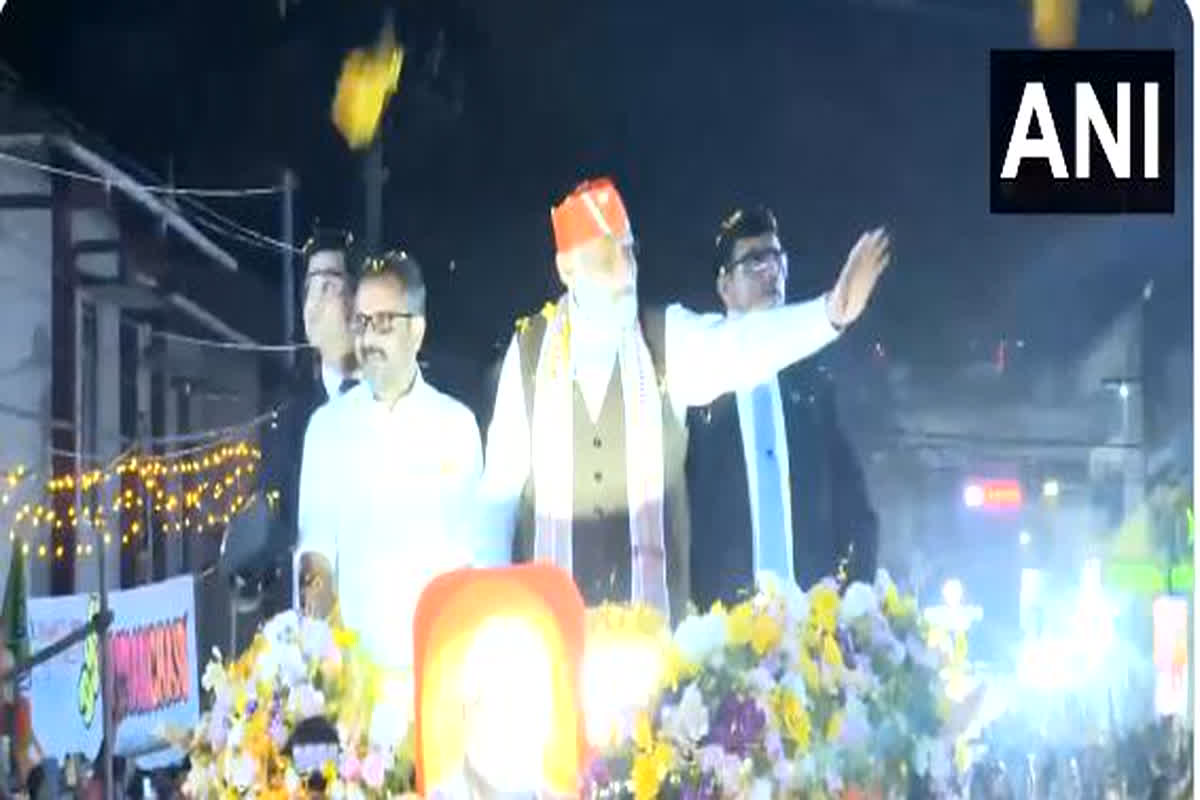 PM Modi Road Show Video: पीएम मोदी ने केरल में किया भव्य रोड शो, लोगों ने फूल बरसाकर किया स्वागत